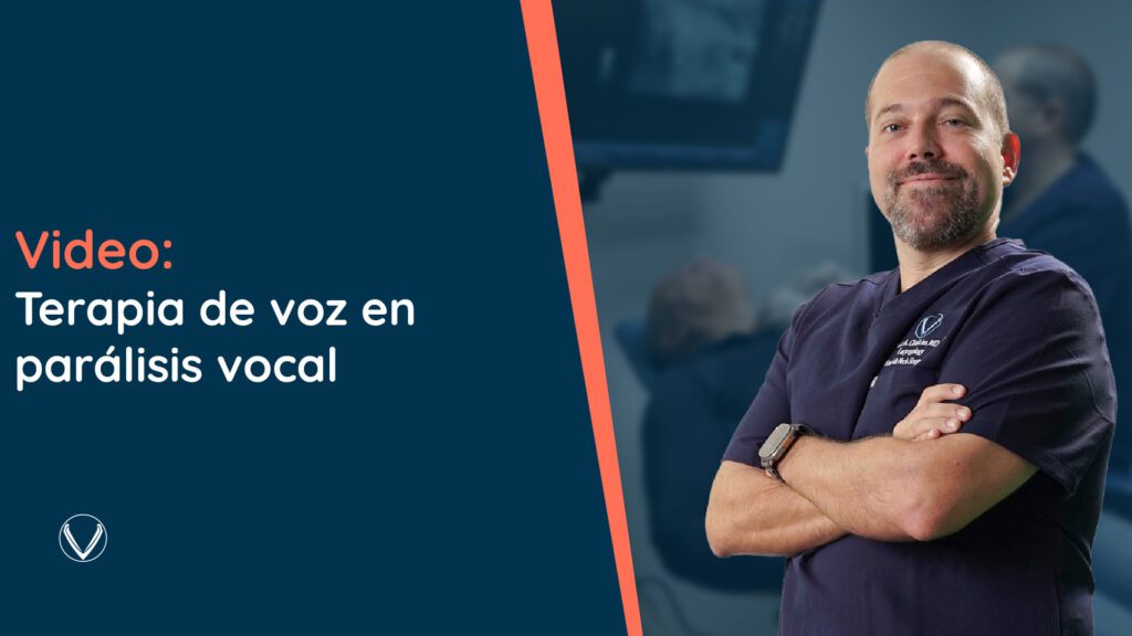 En este video, se explica que la parálisis de las cuerdas vocales ocurre cuando una o ambas no se posicionan correctamente, lo que causa ronquera y dificultad para respirar o tragar.